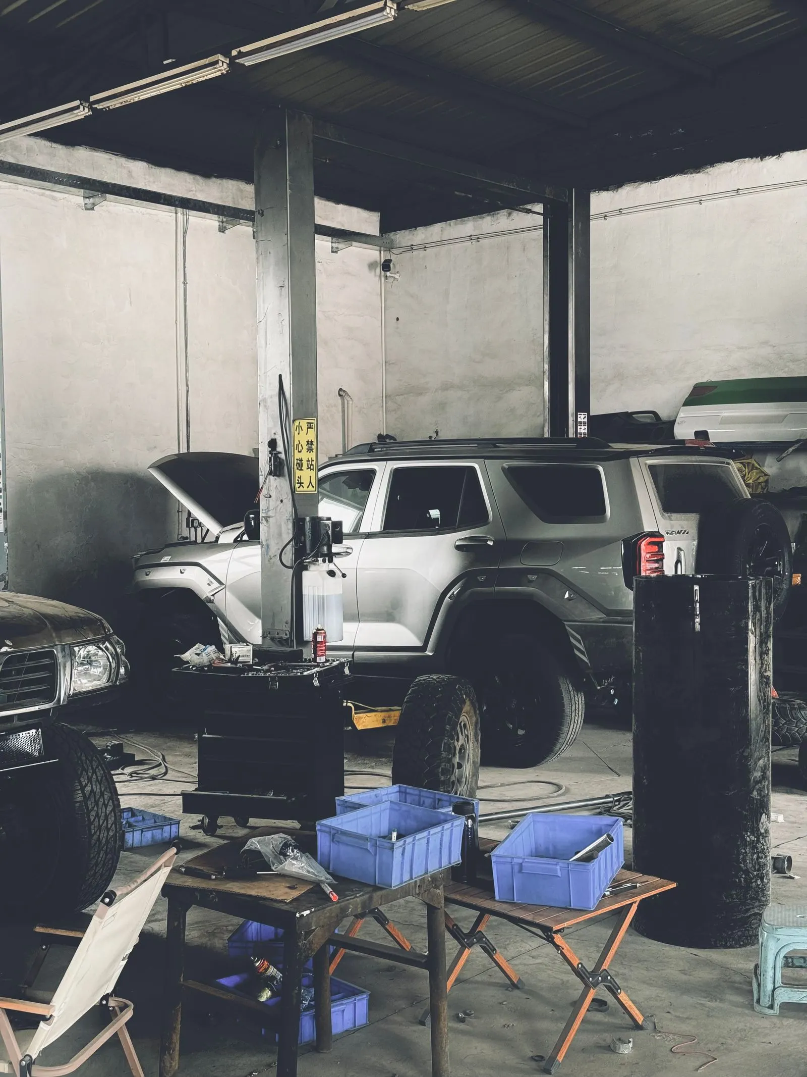 Atelier auto cu mașini pe elevatoare (imagine ilustrativă, nu din Garajul Francez)
